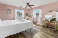 3 Bedroom Mimosa Pool Oasis, Sleeps 8, Outdoor Shower &Hot Tub.Dog & EV Friendly