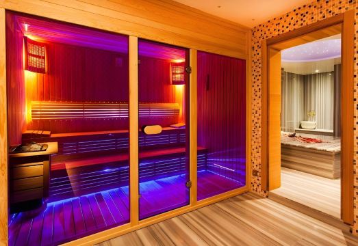 4. 니디아 호텔 에..