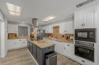 Comfortable Escape - Pool w/ Slide & Hot Tub, Great for Families & Groups