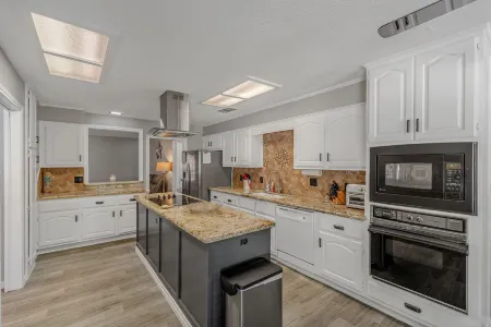 Comfortable Escape - Pool w/ Slide & Hot Tub, Great for Families & Groups