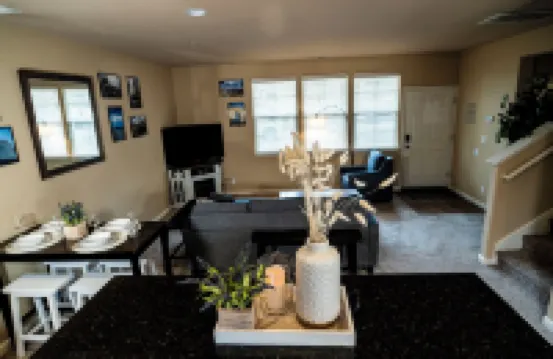Eat-Sleep-Stroll-Repeat! Walkable Midtown 2BR Home リノのホテル
