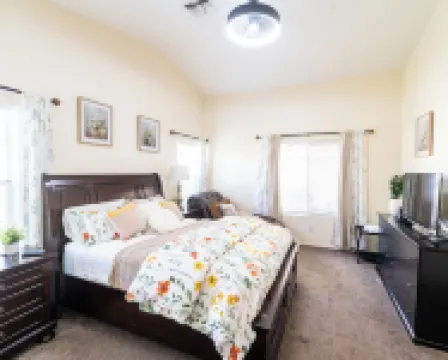 Homelike Style Meets Elegant simplicity—peaceful, Warm, and Instantly Welcoming. キャメルバック・ランチ・グレンデール周辺のホテル