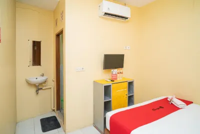 RedDoorz Syariah Near Suramadu Hotels in Kenjeran