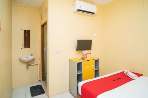RedDoorz Syariah Near Suramadu Hotels in Semampir