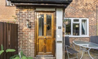 Secret Garden House with Free Parking by My Getaways