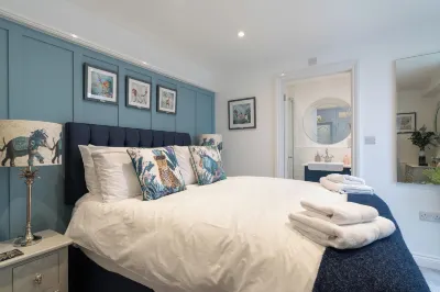 Stunning 2 Bed Basement Flat in the Heart of Cheltenham!