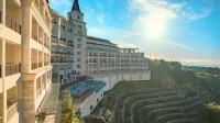 Twin Lakes Hotel near Tagaytay - Bergblick