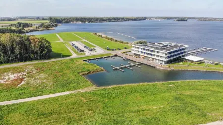 Fletcher Hotel-Restaurant Het Veerse Meer Отели в г. Борселе