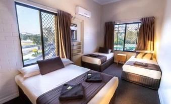 Kingsford Riverside Inn