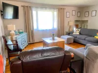 Charming three bedroom home with spacious deck, near Elk Creek 費爾維尤住宿飯店