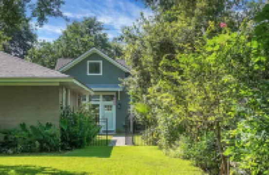 Charming cottage! Central to beach & downtown