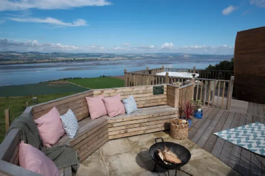 Seaview Cabin Sleeps 2 -Hot Tub -Dogs Ok -Parking Hotels near Drumcarro Camping & Caravan Park
