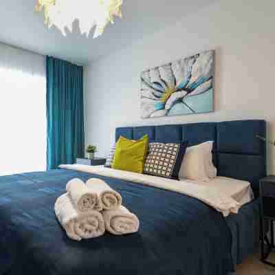 Luca - Luxury Park-View Apt with Balcony & Parking Rooms