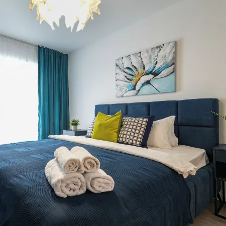 Luca - Luxury Park-View Apt with Balcony & Parking