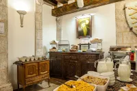 Three Crowns Residents - sarapan