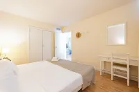 Hotel Rosella Affiliated by Intelier - Kolam Renang