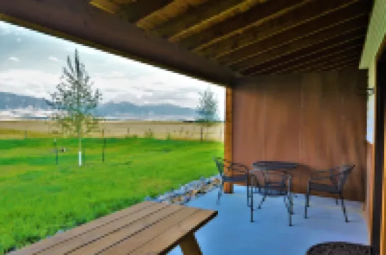 McAllister Inn & Lodging Hotels in Ennis