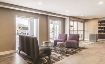 La Quinta Inn & Suites by Wyndham Cleveland - Airport North