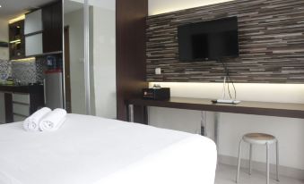 Modern & Contemporary Studio at Beverly Dago Apartment Near Itb