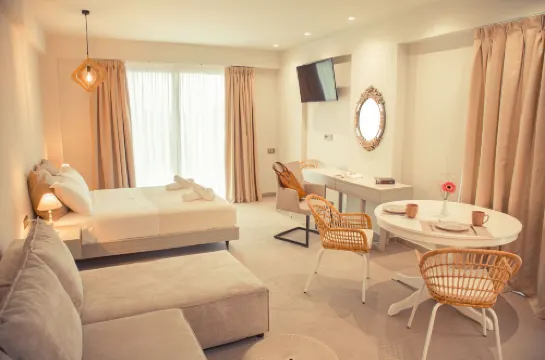 IO Luxury Pool & Hot Tub Suites