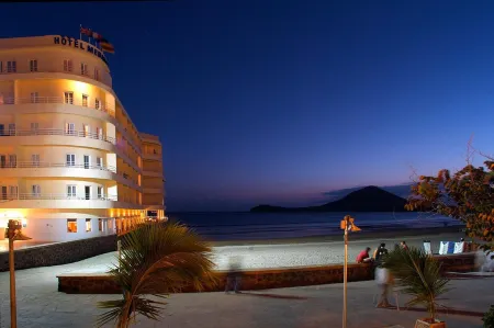 Hotel Médano Отели рядом с достопримечательностью «Plaza Roja»