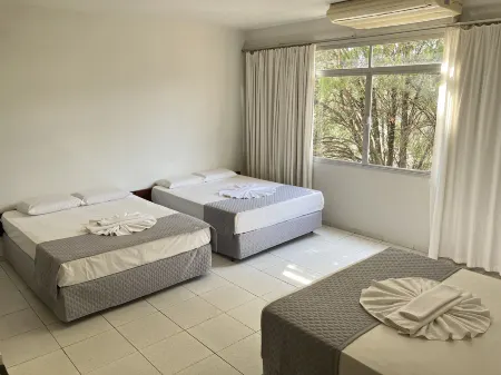 Hotel Monalisa Отели рядом с достопримечательностью «Igreja São Paulo Apóstolo»