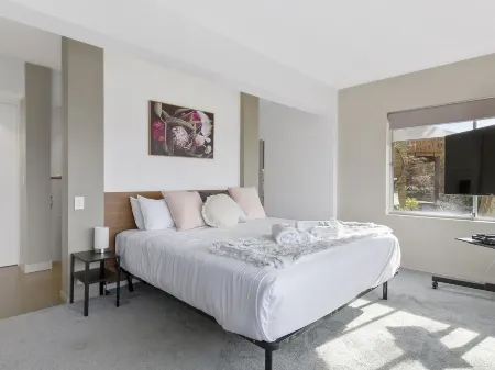 Spectacular Views - 5 Bedroom House and Unit - Free Parking - Free Wifi