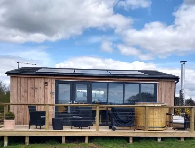 Cleeves Cabins Ailsa Luxury Lodge with Hot Tub Отели рядом с достопримечательностью «Dalry Trinity Church»