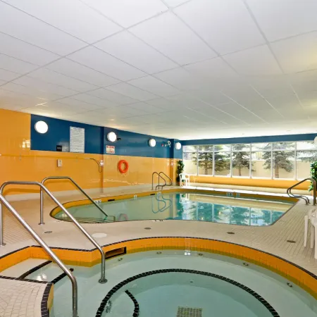 Econo Lodge Inn & Suites University