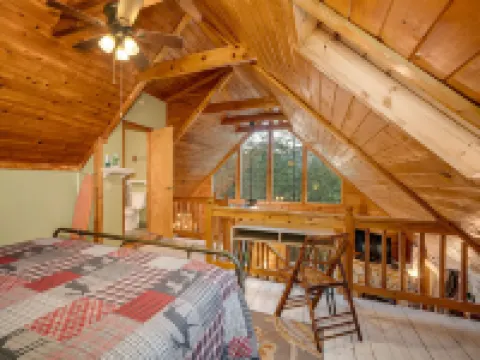 Into the woods 45 Min to Asheville w/ Hot Tub マクドウェルのホテル