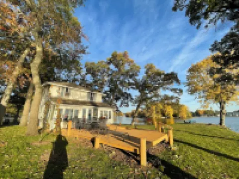 Wenopa - Charming 3-bedroom home on a Lake Manitou peninsula in Rochester Hotels in Fulton County