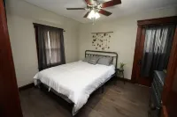 Cozy 3 Bedroom Home Hotels in Elyria