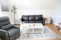 Cozy 2bdrm Apt. Walk  downtown bring your pets
