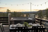 Charming Mtn Cabin Getaway - Hot Tub, Stunning Views, Fire Pit  & 4 Acres