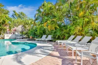 Budget-Friendly Condo in Great Location w/Shared Pool, Washer/Dryer, & Free WiFi Hotels in Anna Maria