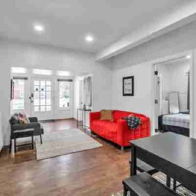 Spacious 4BR Near UB Niagara Falls - Pet Friendly Rooms