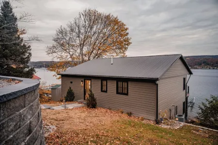 Live The Lifestyle,Stunning Lake House in the heart of Wine Country!