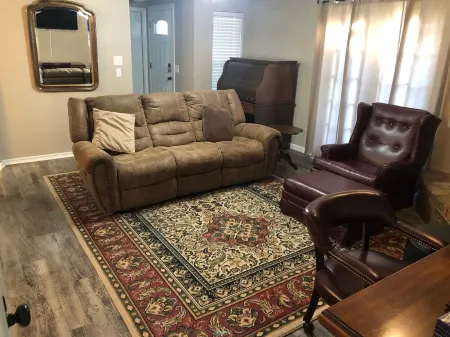 Aimee's Retreat on Robinson! Convenient to University of OK in Norman!