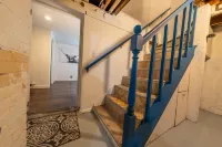 Private Suite and Spacious Living Near Gardens - Charming Retreat