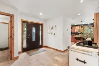 Luxurious Hot Tub and Cozy Gas Fireplace - Stunning Mountain Retreat Các khách sạn ở Summit County