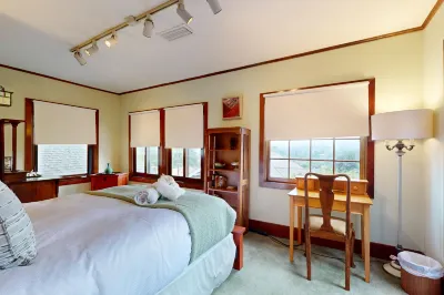 Highest House in Highland Park | Private Hot Tub, Office & Chefs Kitchen Hotels near Grand Canyon