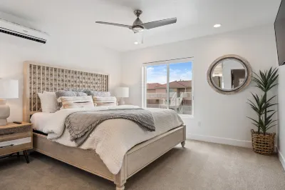 Heated Pool, Hot Tub and Pickleball Courts - Exquisite Townhome Retreat