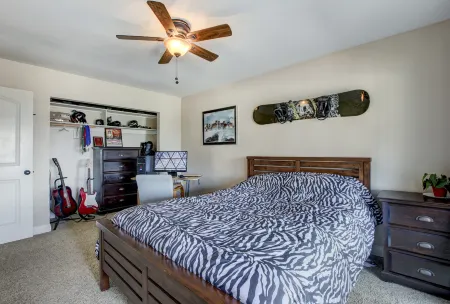 Luxurious Oasis with Inviting Pool and Family Entertainment - Stunning Getaway Отели рядом с достопримечательностью «оз. Мишн-Вьехо»