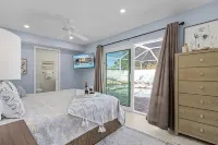 Heated Pool, Hot Tub and Tiki Bar Retreat - Luxurious Private Oasis Hotels in Cypress Lake