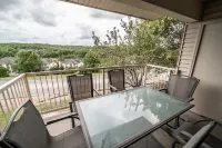 Spacious Living Area and Indoor Pool Access - Charming Golf Retreat 布蘭森住宿飯店