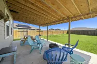 Spacious Chic Getaway - Cozy Fire Pit Relaxation