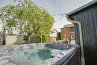 Hot Tub, Jacuzzi and Spacious Outdoor Oasis - Gorgeous Retreat