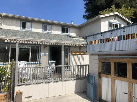 Sunny and Large 3 Bedroom Family Beach House. 30 day rental