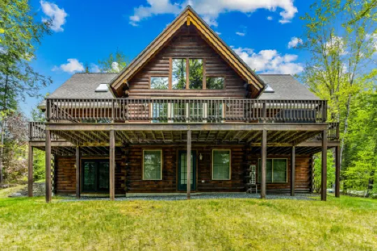 Stunning Log Home with Stone Fireplace - Cozy Vermont Retreat