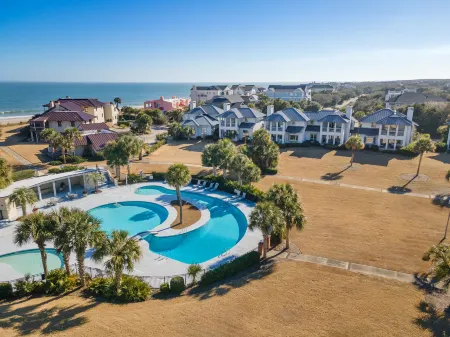 Stunning Villa with Poolside Access and Modern Amenities - Exquisite Escape